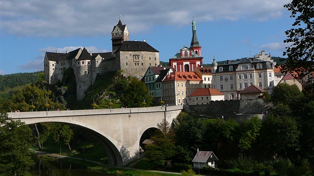 Goticko-romnsk hrad se pyn ty nad Loktem u od 12. stolet