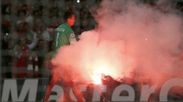 SVTLICE NA HITI. Fernando Muslera, glman Galatasaraye, musel uklzet ze hit pyrotechniku vlastnch fanouk.
