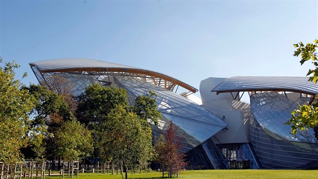 Stavba Gehryho Fondation Louis Vuitton je splnnm snem fa firmy LVMH (Louis Vuitton Mot Hennessy) a nejbohatho Francouze, ptaedestiletho Bernarda Arnaulta.