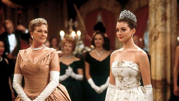 Julie Andrewsov a Anne Hathawayov ve filmu Denk princezny (2001)