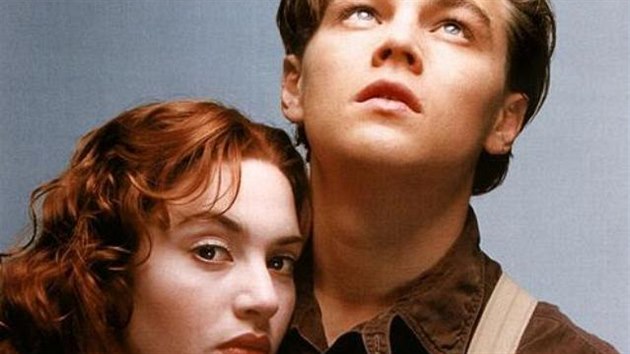 Kate Winsletov a Leonardo DiCaprio ve filmu Titanic (1997)