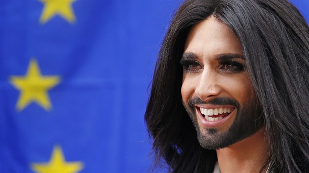 Conchita Wurst zpvala ped europarlamentem (Brusel, 8. jna 2014).