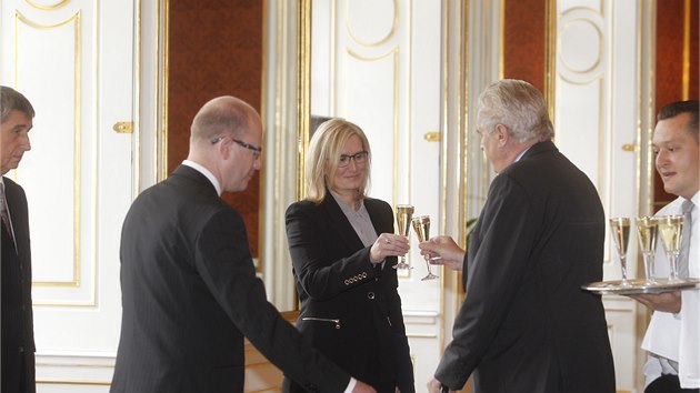 Prezident Milo Zeman jmenoval Karlu lechtovou do funkce ministryn pro mstn rozvoj (8. 10. 2014).