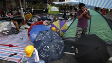 V ulicích hongkongu u zstává jen pár vrných aktivist a detníky  - symbol...