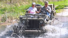 Vratislav Král v Jeepu Willis MB, s nímž vyráží na srazy milovníků vojnské... Vratislav Král v Jeepu Willis MB, s nímž vyráží na srazy milovníků vojnské...