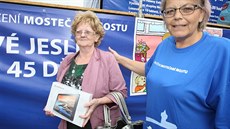 Sdruení Mosteané Mostu ped komunálními volbami v rámci kampan rozdávalo...