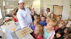 Děti sledují Lukáše Fučilu z kynšperského Domu na půli cesty, který předvádí... Děti sledují Lukáše Fučilu z kynšperského Domu na půli cesty, který předvádí...