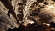 Chýnovská jeskyn zaujme návtvníky svým zajímavým zbarvením