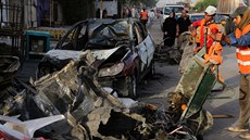 Lidé zkoumají místo, kde v Bagdádu vybuchla bomba v automobilu (1. íjna 2014).