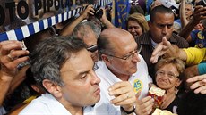 Kandidát na brazilského prezidenta Aécio Neves da Cunha (vlevo) se svými...