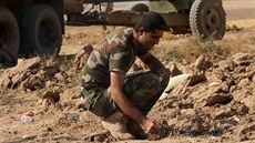 Irácký kurdský voják poblí bojové linie u Mahmúdíje (1. íjna 2014).