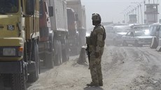 Irácký voják na kontrolním stanoviti v Latífíji (2. íjna 2014).