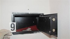 Věci a peněžní hotovost, které policisté zadrželi při dopadení dvou dealerů... Věci a peněžní hotovost, které policisté zadrželi při dopadení dvou dealerů...