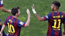 OSLAVA GÓLU. Fotbalisté Barcelony Lionel Messi (vlevo) a Neymar slaví gól ve...