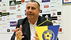 TISKOVKA. Josef Jinoch, sportovní manaer Jihlavy, odpovídá na dotazy noviná...