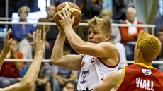 Svitavský rozehrávač Michal Šotnar proniká pardubickou obranou kolem Jobiho... Svitavský rozehrávač Michal Šotnar proniká pardubickou obranou kolem Jobiho...