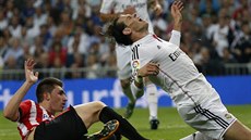 TVRDÝ SOUBOJ. Gareth Bale (vpravo), fotbalista Realu Madrid, podstupuje souboj...