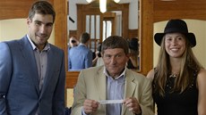 PATNÁCTKA. Olympijští vítězové Eva Samková a David Svoboda losovali startovní PATNÁCTKA. Olympijští vítězové Eva Samková a David Svoboda losovali startovní