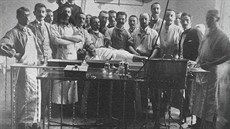 Nicolae Minovici (uprosted, v záste) pi pitv, Bukure, kolem roku 1900