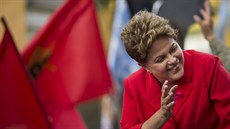 Dosavadní prezidentka Dilma Rousseff se zdraví se svými podporovateli na...