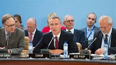 Bývalý norský premiér Jens Stoltenberg první den ve funkci generálního... Bývalý norský premiér Jens Stoltenberg první den ve funkci generálního...