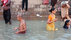 Hinduisté věří, že koupel v posvátné Ganze z nich smyje hříchy. Hinduisté věří, že koupel v posvátné Ganze z nich smyje hříchy.