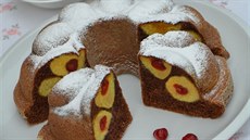 Okatá bábovka každopádně zaujme. Tvarohové koule s kandovanou třešní uvnitř jí... Okatá bábovka každopádně zaujme. Tvarohové koule s kandovanou třešní uvnitř jí...