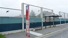 Protihluková stna a autobusová zastávka v Lahovicích