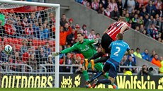GÓL. Connor Wickham ze Sunderlandu pekonává obranu Stoke v zápase anglické...