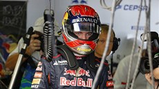 JDE NA TO. Max Verstappen pi svém debutu ve Velké cen F1. 