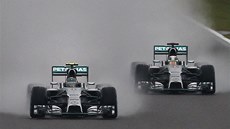 MERCEDESY V ELE. Nico Rosberg (vlevo) a Lewis Hamilton ve Velké cen Japonska