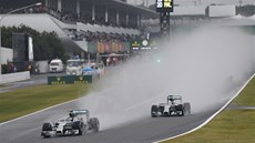 V ZÁVOJÍCH VODY. Lewis Hamilton a Nico Rosberg ve Velké cen Japonska formule