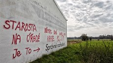 Nápisy míené proti starostovi v Tebechovicích pod Orebem se objevily na mnoha...