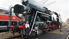 Po velké oprav za 3,5 milionu se na koleje vrací parní lokomotiva Rosnika...