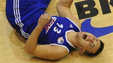 Ostravský basketbalista Michael Medvecký se svíjí bolestí.