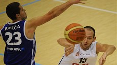 Dínský basketbalista Jakub Houka pihrává kolem ostravského Luka Jureky.