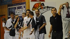 Děčínská lavička v čele s trenérem Pavlem Budínským během utkání s Ostravou. Děčínská lavička v čele s trenérem Pavlem Budínským během utkání s Ostravou.
