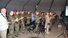 Divadlo Sklep zahrálo eským vojákm na základnách v Bagrámu a Kábulu