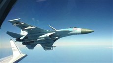 Ruská stíhačka Su-27 v blízkosti švédského letounu. Ruská stíhačka Su-27 v blízkosti švédského letounu.