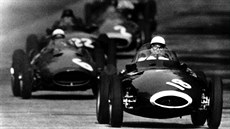 Britský závodník Stirling Moss v padesátých letech ve formuli 1. Teď bude... Britský závodník Stirling Moss v padesátých letech ve formuli 1. Teď bude...