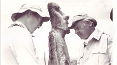 Inenýr Pavel Pavel a Thor Heyerdahl na Velikononím ostrov.