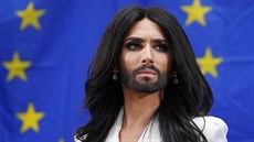 Conchita Wurst zpívala ped europarlamentem (Brusel, 8. íjna 2014).