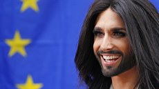 Conchita Wurst zpívala ped europarlamentem (Brusel, 8. íjna 2014).