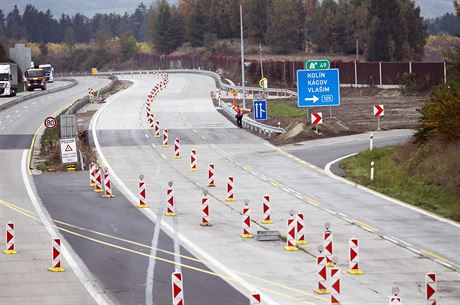 Kvli zprovoznní ásti dálnice D1 a zakreslení vodorovného znaení na 45....