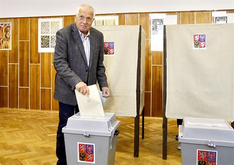 Exprezident Václav Klaus volil tradin v umlecké kole v praských Kobylisích...