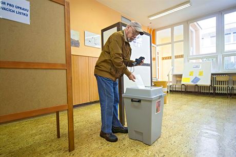 Druhé kolo senátních voleb na Základní kole Kvítková ve Zlín. (17. íjna 2014)