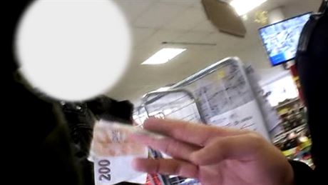 Pedávání penz za volební hlasy zachycené skrytou kamerou. Ilustraní snímek