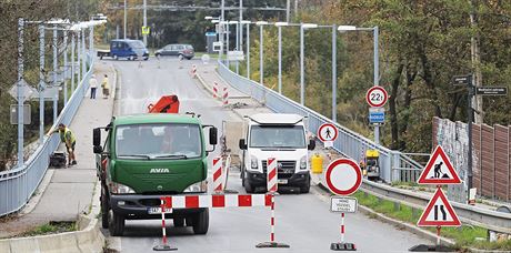 Uzavírka Tyrova mostu v Plzni-Doudlevcích.