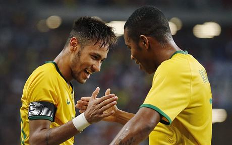 Braziltí fotbalisté Neymar (vlevo) a Robson slaví gól.