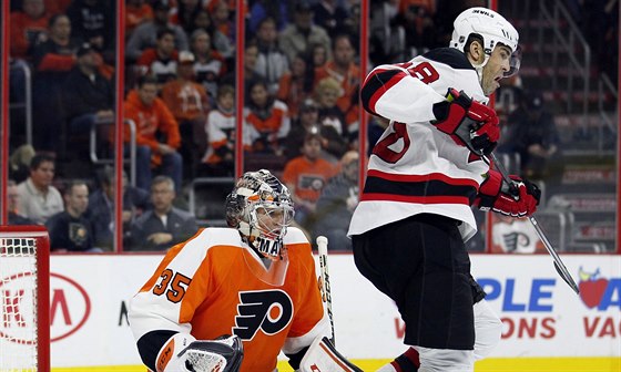 Jaromír Jágr z New Jersey nadskakuje ped brankou Philadelphie. Jeho poínání...